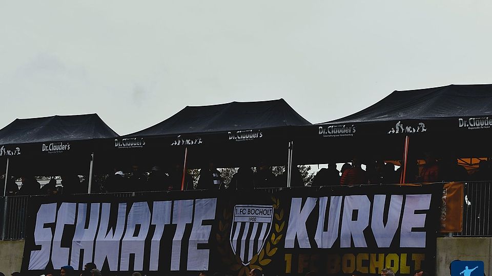 Die Schwatten-Anhänger müssen sich weiterhin mit dem Bau der neuen Tribüne gedulden. 
