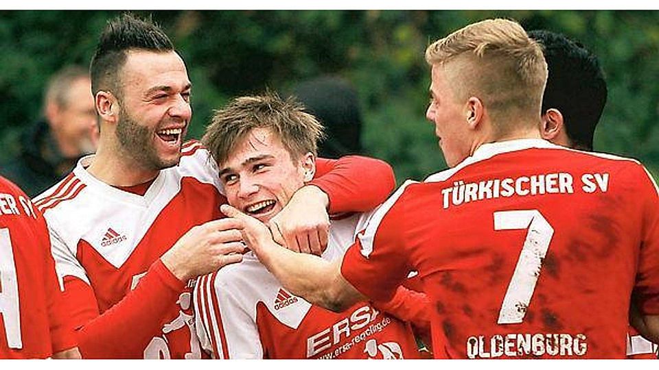 Jubel über das 1:0: Oguz Deniz (links) und Sascha Abraham (rechts) freuen sich mit Torschütze Marco Prießner.   Bild: Piet Meyer