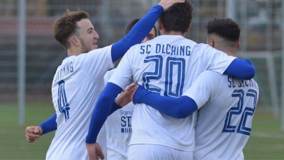 Derbysieg zum Jahresabschluss - die Olchinger Kicker haben allen Grund zum Feiern. F: Metzler