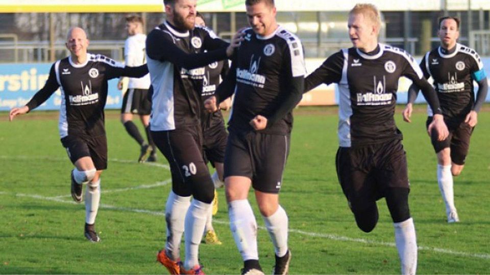 Torschütze: Marius Ferber (M). traf gegen den TuS Haltern gleich zweimal und freut sich hier zusammen mit seinen Mitspielern Lukas Cramer (Nr. 20) und Malte Bandowski (r.). F: Heinemann