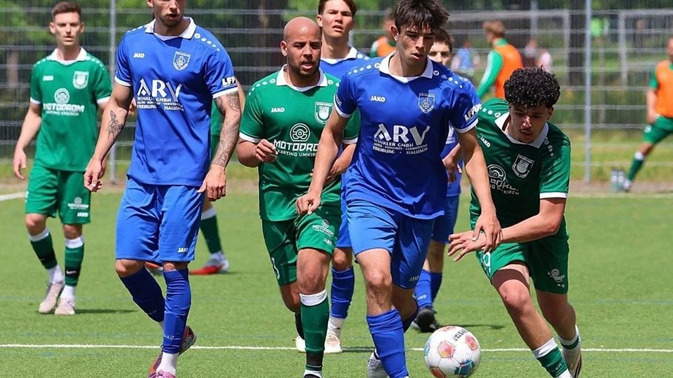 Duell um den Aufstieg: die Fußballer des TSV Alemannia Freiburg-Zähringen (in blau) und des SV Hochdorf (in grün).