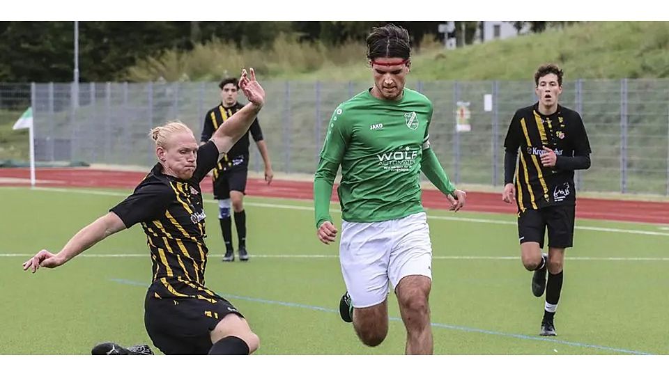 Können Till Schuster (am Ball) und der TuS Driedorf noch einmal in den Kampf um Rang zwei eingreifen? Nils Benner (l.) und die SG Sinn/Hörbach würden dem Klassenerhalt am liebsten entgegen fliegen. Foto: Lorenz Pietzsch Können Till Schuster (am Ball) und der TuS Driedorf noch einmal in den Kampf um Rang zwei eingreifen? Nils Benner (l.) und die SG Sinn/Hörbach würden dem Klassenerhalt am liebsten entgegen fliegen. Foto: Lorenz Pietzsch © Lorenz Pietzsch