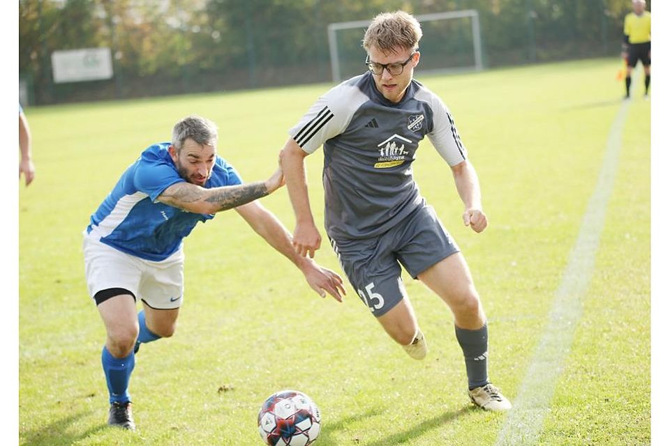 Kein Halten mehr: TuS-Kicker Matthias Lahm (rechts) enteilt Bockenaus Lucas Brandenburg. 	Foto: Edgar Daudistel