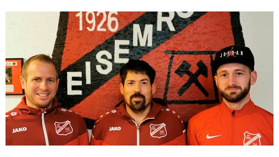 Eisemroths Sportvorstand Christian Schilke (v. l.) mit dem neuen Trainerduo Sebastian Henn und Björn Diebel. Foto: SV Eisemroth 