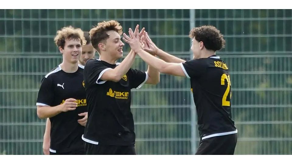 Der SSV Allendorf mit (v. li.) Tom Moos, Luca Lomberg und Kerem Erdem will Sonntag daheim dem FSV Braunfels in der Fußball-Kreisoberliga West ein Bein stellen. © Isabel Althof