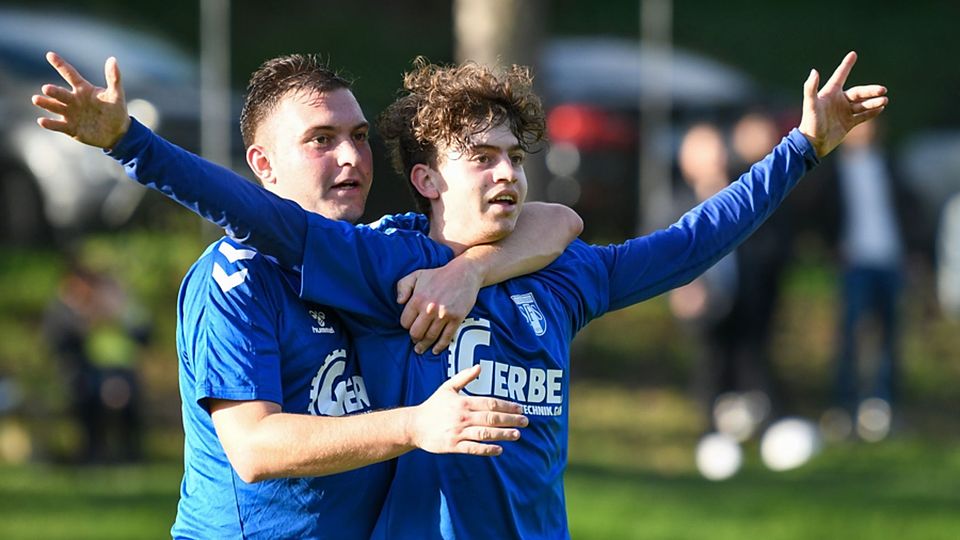 „Der Aufwand ist es mir wert“: Tim Merstetter (rechts, mit Tom Wihler) ist derzeit Topscorer der Sportfreunde. | Foto: Gerd Gründl