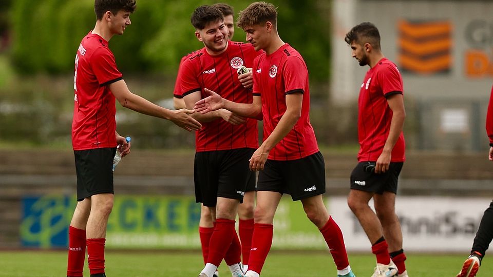Hatte allen Grund zum Strahlen: Hendrik Thul (Zweiter von links) traf drei Mal für Salmrohr und hatte somit großen Anteil am 5:1-Kantersieg über die SG Laufeld/Buchholz.