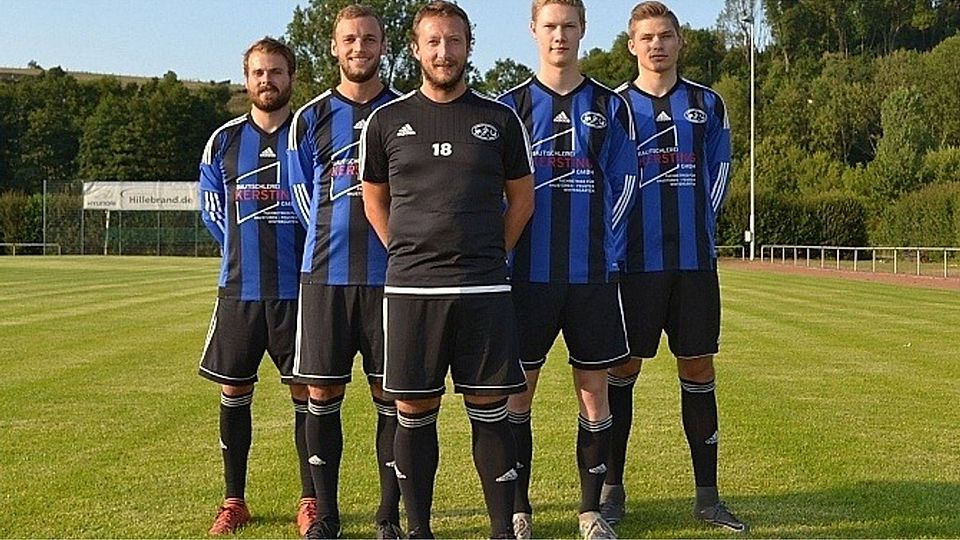 Freuen sich auch die Bezirksliga: Trainer Christian Nolte (Mitte) und seine Novizen (v.l.) Julian Blome, Hendrik Mühlenbein, Robin Bunse und Till Blome.