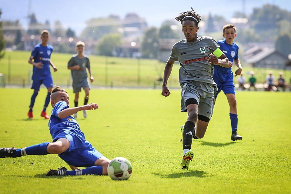 Kein Durchkommen gibt es für Murnaus Noah Eulenburg (r.) und seine Kollegen aus der U15 bei der 1:3-Niederlage gegen Nördlingen.