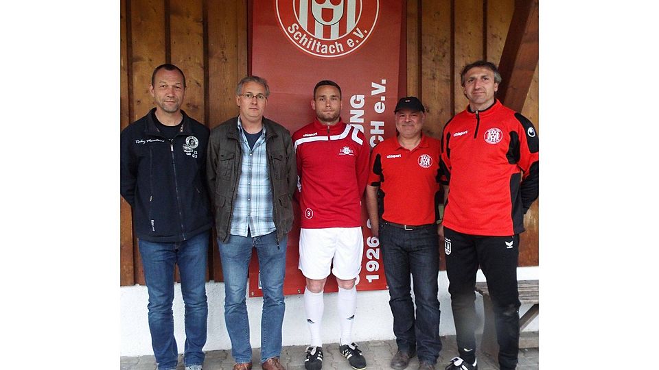 Von links: Fußballabteilungsleiter Paul Drewniok, Oliver Denner, Mathias Stehle, Vorstand Roland Denner und der scheidende Spielertrainer Thomas Aichele. | Foto: SpVgg Schiltach