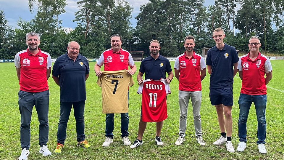 Die Verantwortlichen und Trainer des SV Neubäu und des TB 03 Roding freuen sich auf die kommende Zusammenarbeit in der neugegründeten Spielgemeinschaft Neubäu I / Roding II.