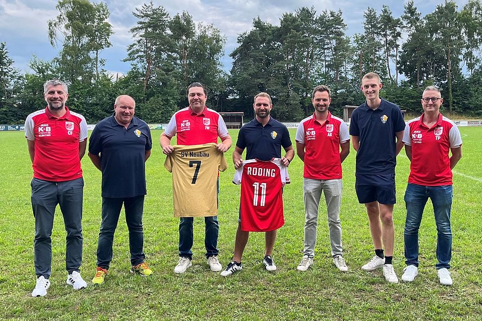 Die Verantwortlichen und Trainer des SV Neubäu und des TB 03 Roding freuen sich auf die kommende Zusammenarbeit in der neugegründeten Spielgemeinschaft Neubäu I / Roding II.