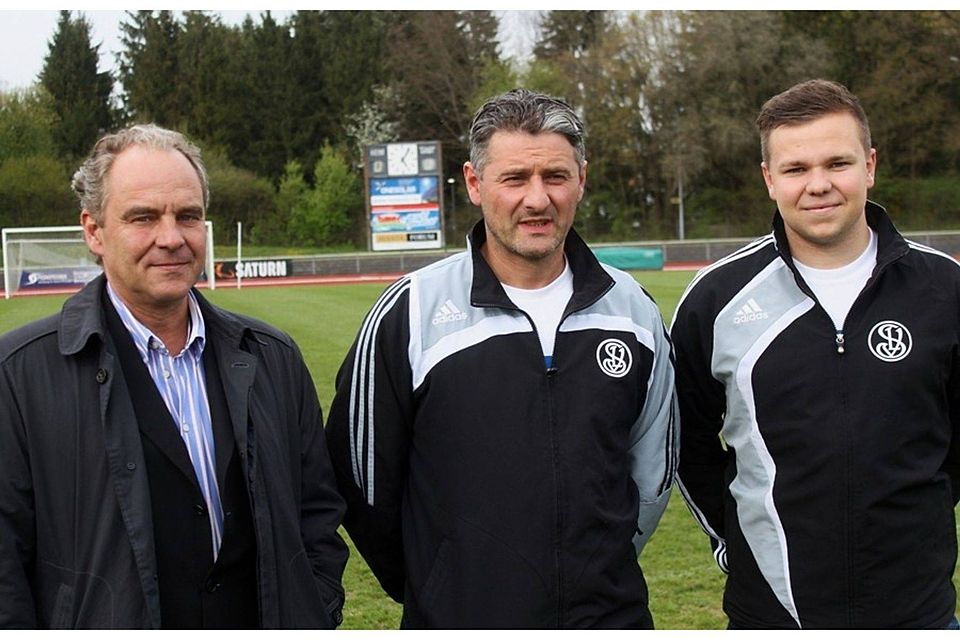 Vorstandsvorsitzender Manfred Maier (links) präsentiert das künftige Spielertrainergespann der 2. Mannschaft Drazen Margic und Max Maier (2. und 3. von links).
