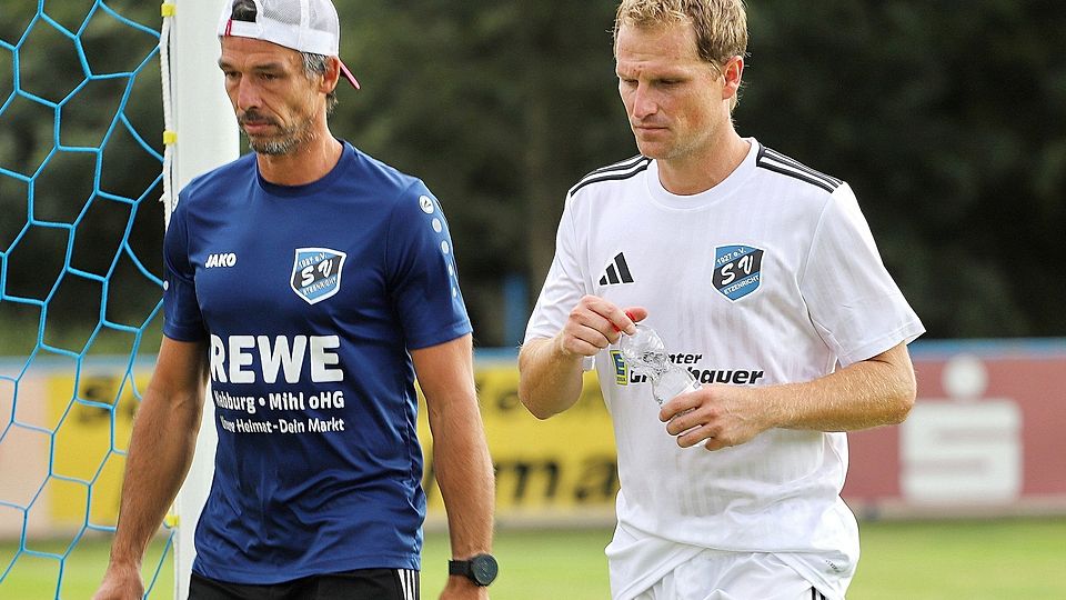 Beim SV Etzenricht übernimmt interimsweise Co-Trainer Klaus Herrmann (links) das Training für den verletzten Spielercoach Andreas Wendl (rechts).