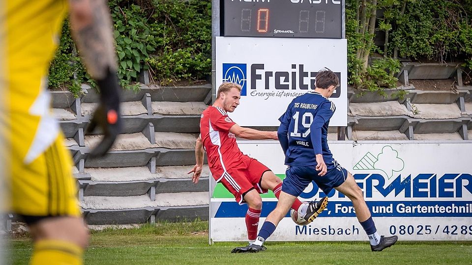 Fußball Bezirksliga_SV Miesbach - TuS Raubling_ SV 7 Marinus Veit // TuS 19 Niko Hable_mk
