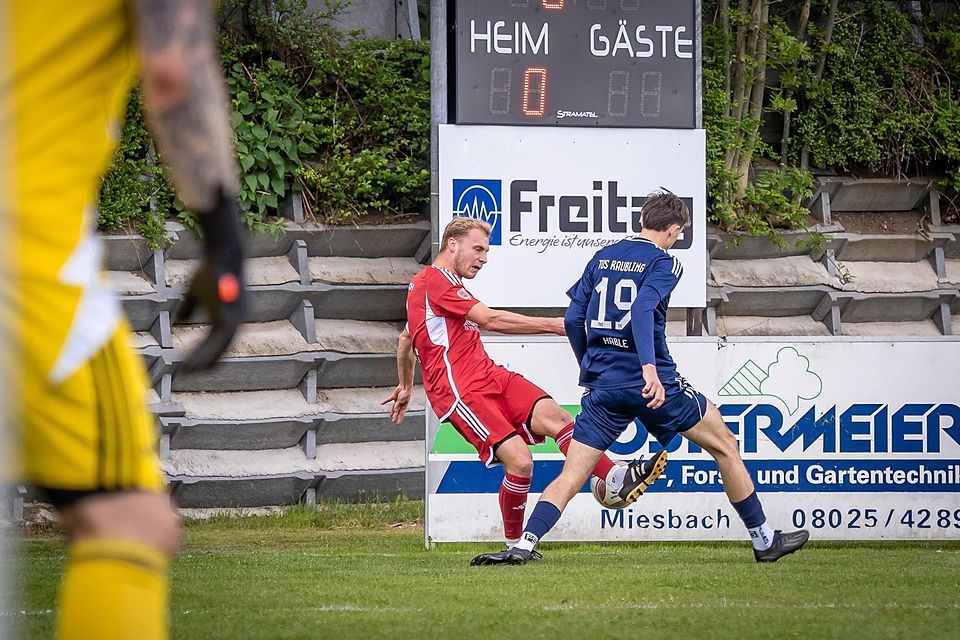 Fußball Bezirksliga_SV Miesbach - TuS Raubling_ SV 7 Marinus Veit // TuS 19 Niko Hable_mk