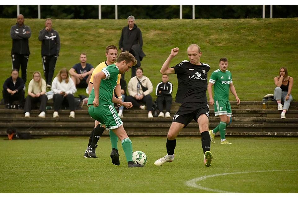 Marten Reimers (Todenbüttel) gegen Raik Ole Stroeh (re., Audorf).