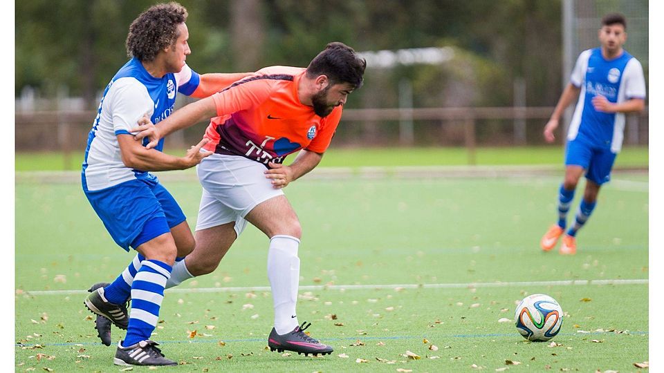 Ugur Emre (re.) war am Samstag einer der Waldesruh-Matchwinner. Ricardo Rodriguez kommt in dieser Szene zu spät.