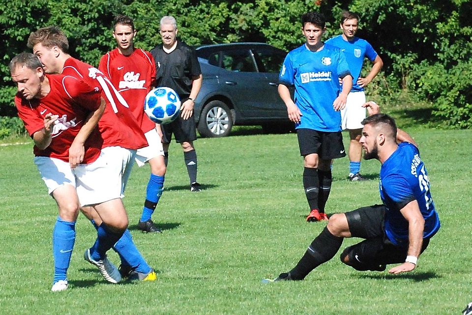 Das Debüt des Glötter Neuzugang Milan Nikolic (rechts) endete mit einer Niederlage. Nach dem Bezirksliga-Abstieg sind die Lilien noch punktlos.