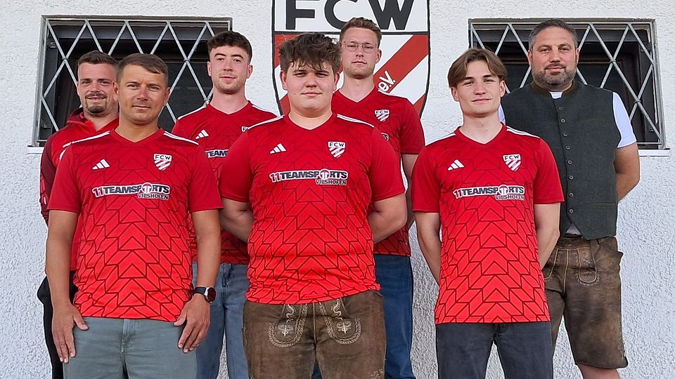 hinHinten von links nach rechts: Stefan Gallmaier, Kevin Mazrekaj, Reitberger Dominik, Thomas Wagner (Vorstand Bereich Fussball)  Vorne von links nach rechts:  Bogdan Dobrea, Robin Scheingruber, Max Wintersperger