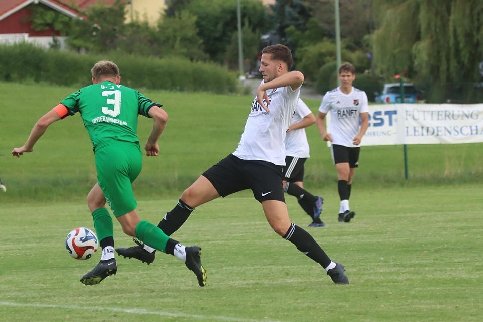 Der Wille war da: Matthias Rohrmoser (in Weiß) und dem TSV Hohenpeißenberg gelang es zwar, einen 0:2-Rückstand aufzuholen, zwei späte Gegentreffer besiegelten jedoch das Pokal-Aus des Kreisklassen-Aufsteigers.