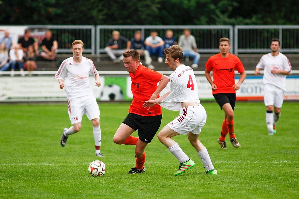 Umkämpfter 1:0-Sieg für VfL Herzlake II mit Felix Dohle (in Orange) im Zweikampf mit Sascha Schwenne. Foto: Lars Schröer