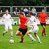 Umkämpfter 1:0-Sieg für VfL Herzlake II mit Felix Dohle (in Orange) im Zweikampf mit Sascha Schwenne. Foto: Lars Schröer
