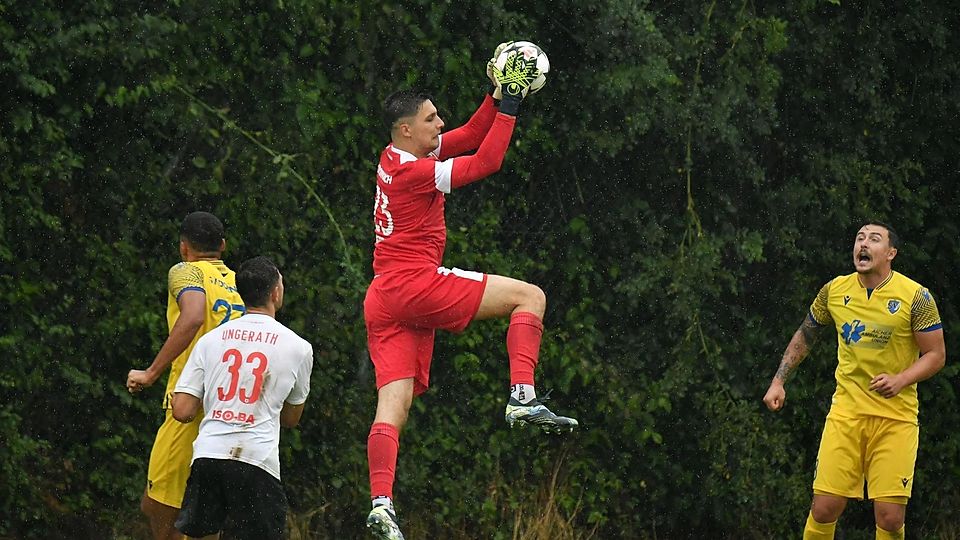 Torwart Dominik Bertic verteidigt die Dornacher Lufthoheit. Trotzdem muss sich der Aufsteiger dem TSV Wasserburg geschlagen geben.