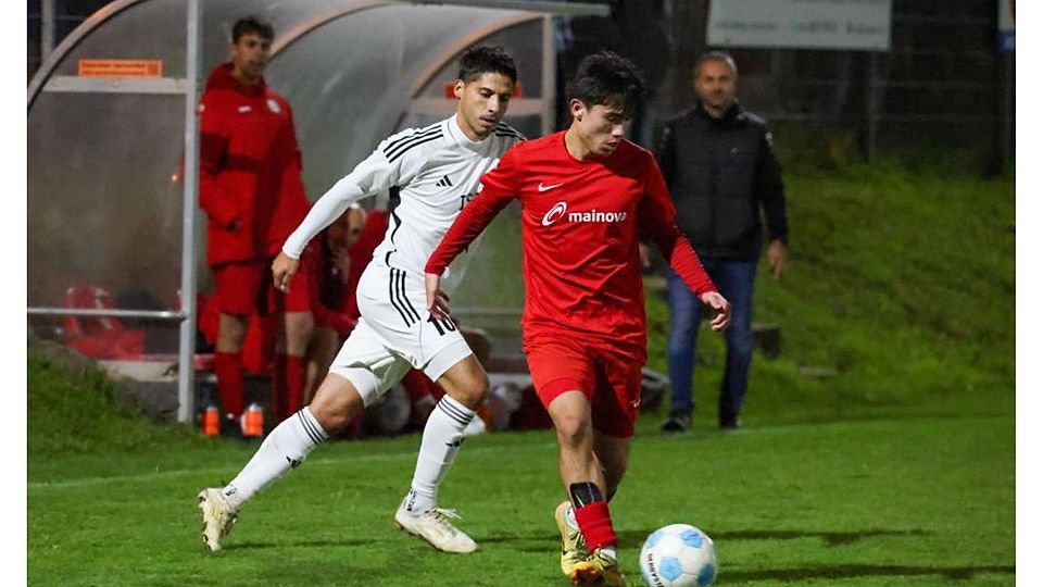 Höchst siegt klar im Duell gegen Lengfeld und bleibt Spitzenreiter. Im Bild: Lengfelds Stevan Baader (vorne) blockt den Ball vor dem Höchster Daniel Simoes.	Foto: Guido Schiek