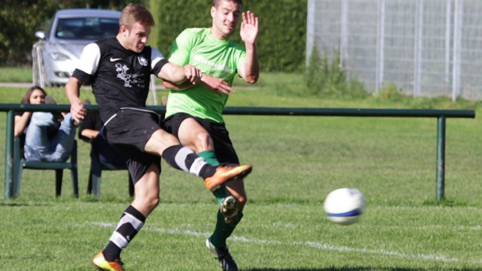 Der SV Obersäckingen (schwarze Trikots) verfügte letztlich über jene Durchschlagskraft, die dem SV Nollingen meist fehlte.