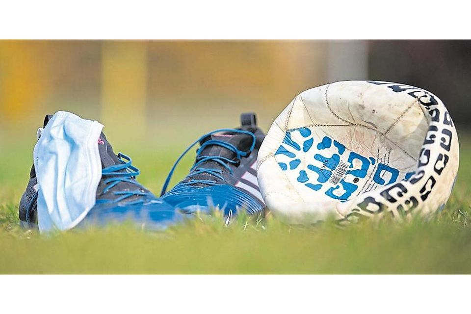 Im Fußballkreis Bergstraße sind die Begegnungen SG Wald-Michelbach - TSV Altheim (Gruppenliga) sowie SV Lörzenbach - FSG Bensheim (Kreisoberliga) abgesagt worden. Ein Fußballer, in beiden Vereinen vernetzt, hat sich bei einem Arbeitsunfall schwer verletzt. Foto: Joaquim Ferreira Im Fußballkreis Bergstraße sind die Begegnungen SG Wald-Michelbach - TSV Altheim (Gruppenliga) sowie SV Lörzenbach - FSG Bensheim (Kreisoberliga) abgesagt worden. Ein Fußballer, in beiden Vereinen vernetzt, hat sich bei einem Arbeitsunfall schwer verletzt. Foto: Joaquim Ferreira
