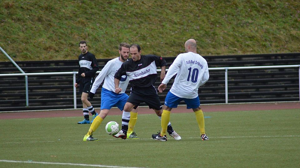 Antonio da Cunha vom SV Holzhausen setzt sich gegen die Driburger Toni Brockmann und Carlos da Silva durch.