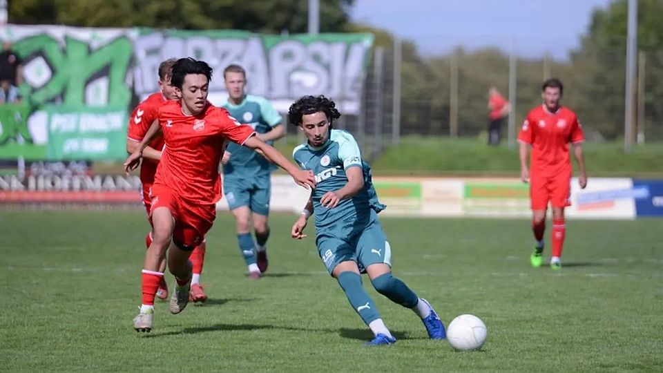 Daiki Sakai vom SV Eichede gelangen zuletzt drei Treffer beim 5-0 Erfolg gegen den VfB Lübeck II - hier im Duell mit Ayoub Assameur (PSV Neumünster). 