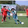 Daiki Sakai vom SV Eichede gelangen zuletzt drei Treffer beim 5-0 Erfolg gegen den VfB Lübeck II - hier im Duell mit Ayoub Assameur (PSV Neumünster). 