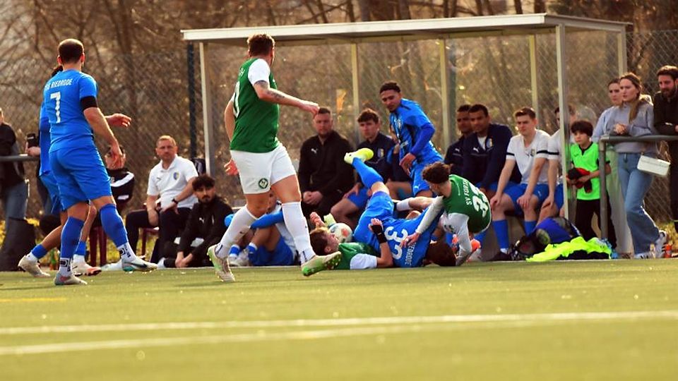 Fußball-Gruppenligist FSG Riedode hat im Heimspiel gegen den SV Fürth (in Grün) komplett den Überblick verloren.	Foto: Dagmar Jährling