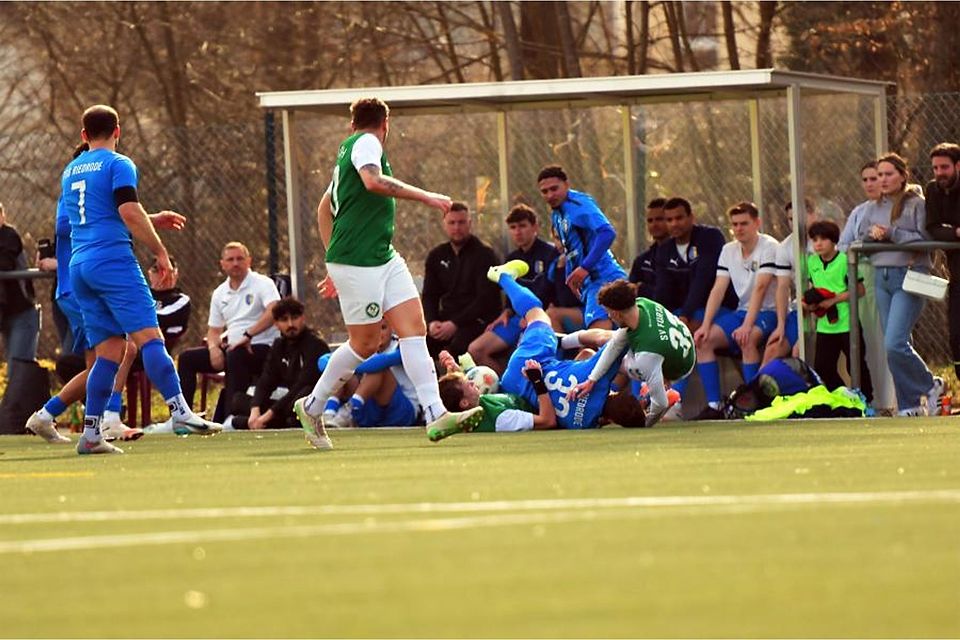Fußball-Gruppenligist FSG Riedode hat im Heimspiel gegen den SV Fürth (in Grün) komplett den Überblick verloren.	Foto: Dagmar Jährling