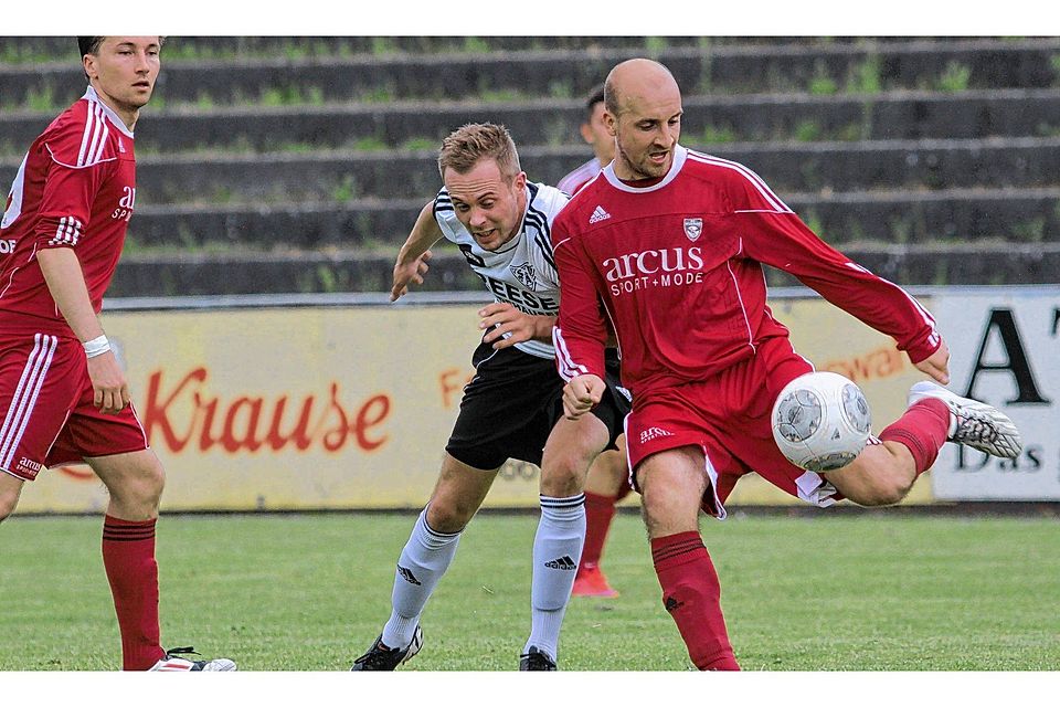 Hier kommt ISV-Spielertrainer Wiegand Leskien vor dem Wilsteraner Torschützen Dennis Huss an den Ball. Foto: gs