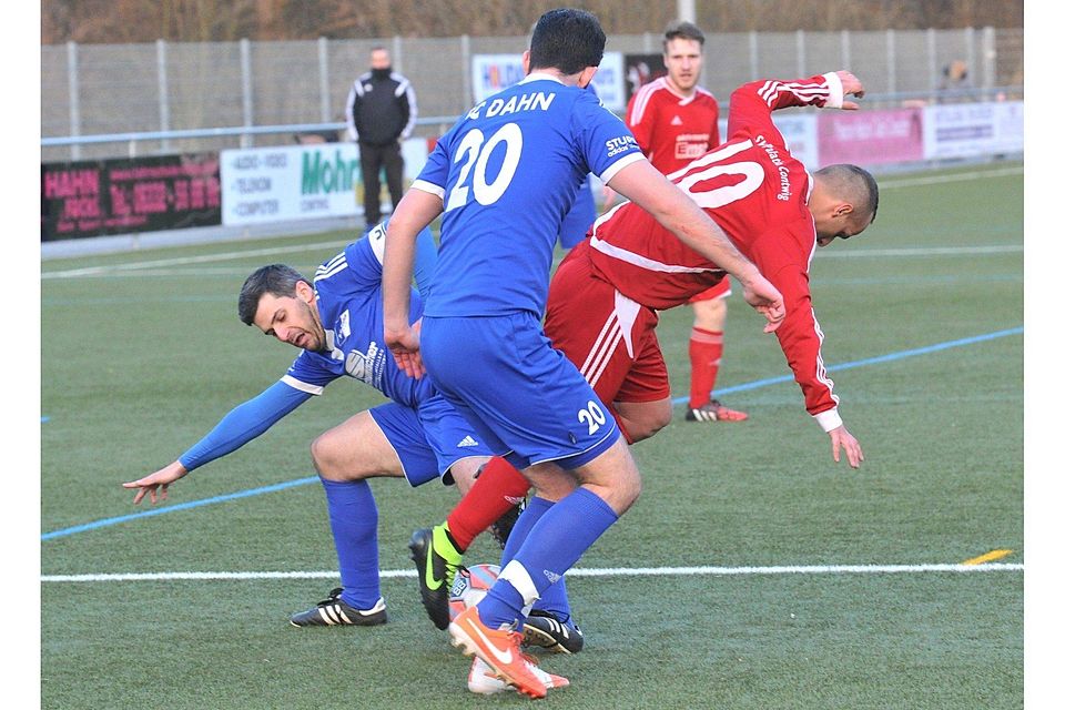 Unfassbar turbulent die Schlussminuten der Partie zwischen Contwig und Dahn. Nach dem 1:4 zehn Minuten vor dem Ende gewann der kämpferische Gastgeber um Gjevdet Shabani (re.) mit 5:4. Foto: Norbert Schwarz Unfassbar turbulent die Schlussminuten der Partie zwischen Contwig und Dahn. Nach dem 1:4 zehn Minuten vor dem Ende gewann der kämpferische Gastgeber um Gjevdet Shabani (re.) mit 5:4. Foto: Norbert Schwarz