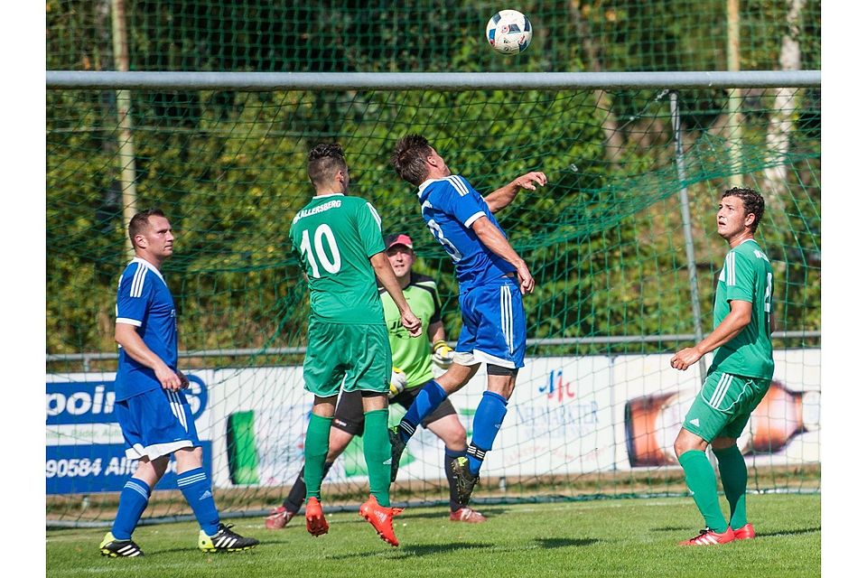 Die Ladehemmung ist beendet: Manuel Wenzl (Nr. 10) heizte der Hintermannschaft des SV Mühlhausen ordentlich ein und steuerte beim 6:0 vier Treffer für die DJK Allersberg bei. F: Tobias Tschapka