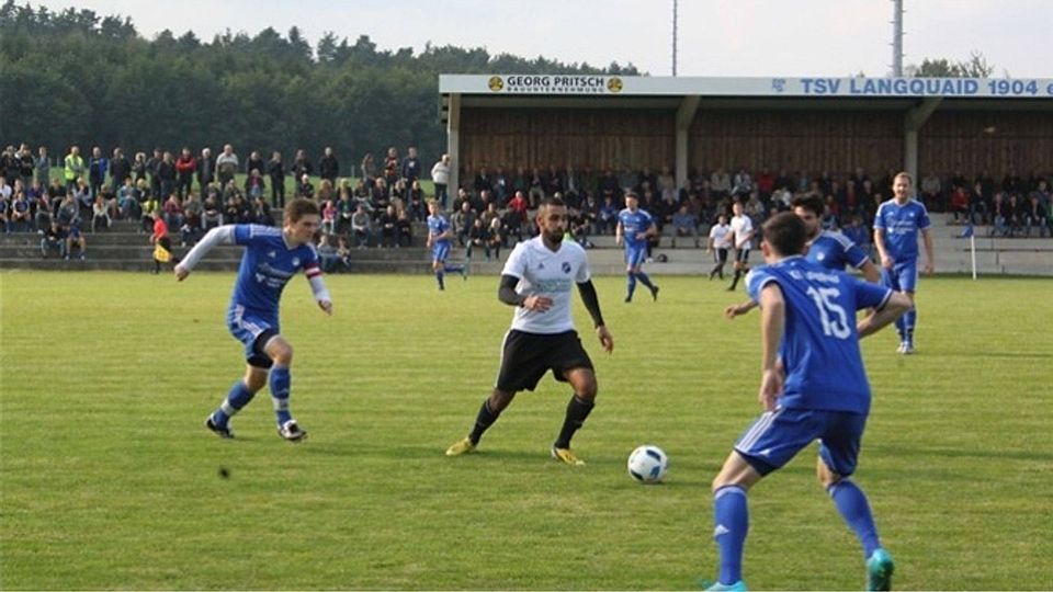 Langquaid (in blau) ging aus dem Derby gegen Abensberg (weiß) als Sieger hervor. Fotos: Roloff