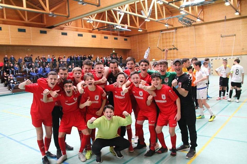 Jubel, Trubel, Futsalmeister: Der FC Gießen mit Marcel Niesner in der Mitte.	Foto: FCG