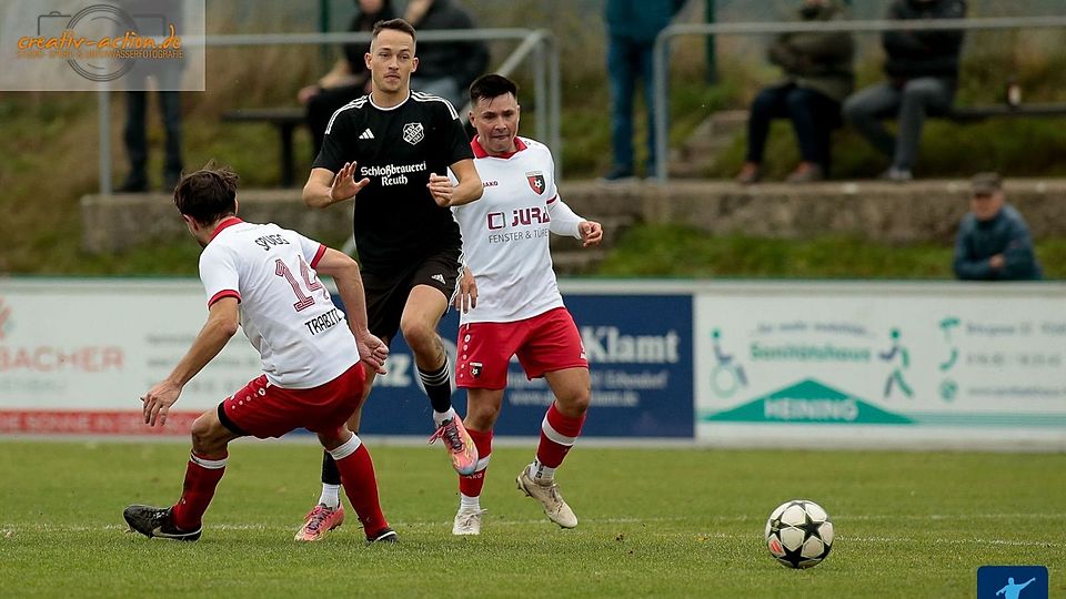 Ludwig Tannhäuser (rechts in Weiß-Rot) brachte seine SpVgg Trabitz in Reuth per Strafstoß in Front. Der TSV (in Schwarz) verlor das Kirwamatch gegen den ambitionierten Gast am Ende knapp mit 1:2.