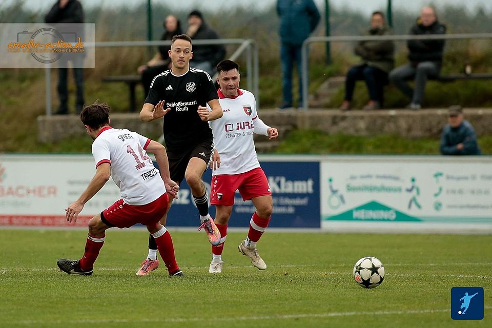 Ludwig Tannhäuser (rechts in Weiß-Rot) brachte seine SpVgg Trabitz in Reuth per Strafstoß in Front. Der TSV (in Schwarz) verlor das Kirwamatch gegen den ambitionierten Gast am Ende knapp mit 1:2.