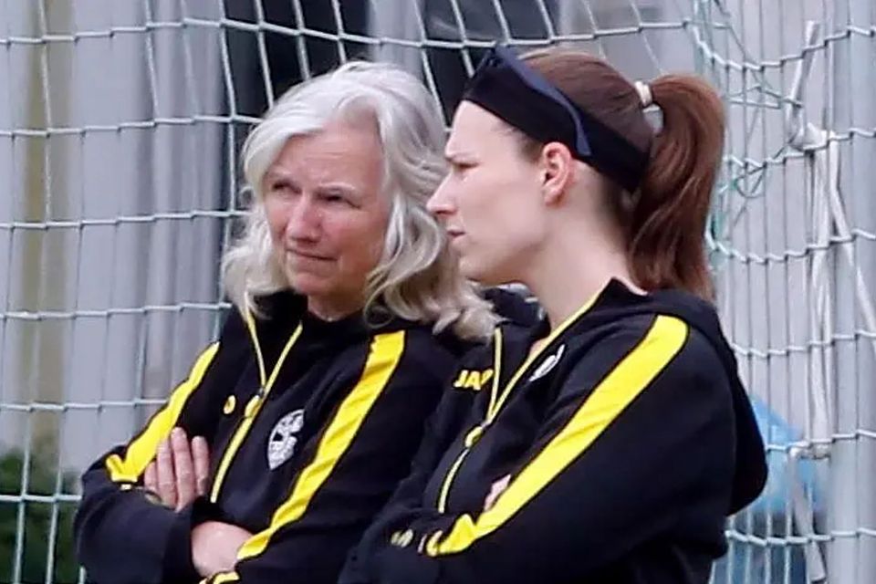 Die bisherigen Trainerinnen Jasmine Wismar (links) als Trainerin der zweiten Mannschaft und Jessica Klement als Spielerin bleiben dem Verein SC Opel Rüsselsheim erhalten. © Andre Dziemballa Die bisherigen Trainerinnen Jasmine Wismar (links) als Trainerin der zweiten Mannschaft und Jessica Klement als Spielerin bleiben dem Verein SC Opel Rüsselsheim erhalten. © Andre Dziemballa