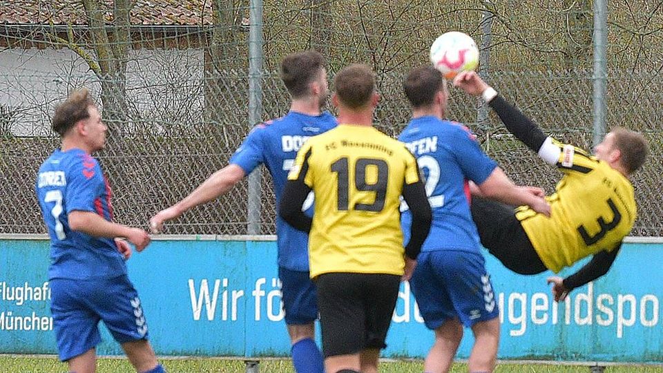 Ein Highlight der Saison 2022/23 war das Fallrückzieher-Tor von Johannes Volkmar (r.) in Dorfen. In der Vorrunde wird er dem FC Moosinning aber fehlen.