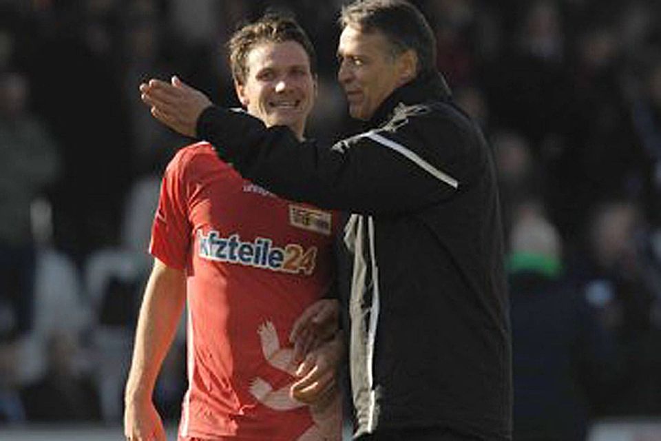 Michael Parensen (l.) ist auf dem Platz der verlängerte Arm von Trainer Uwe Neuhaus. Foto: imago