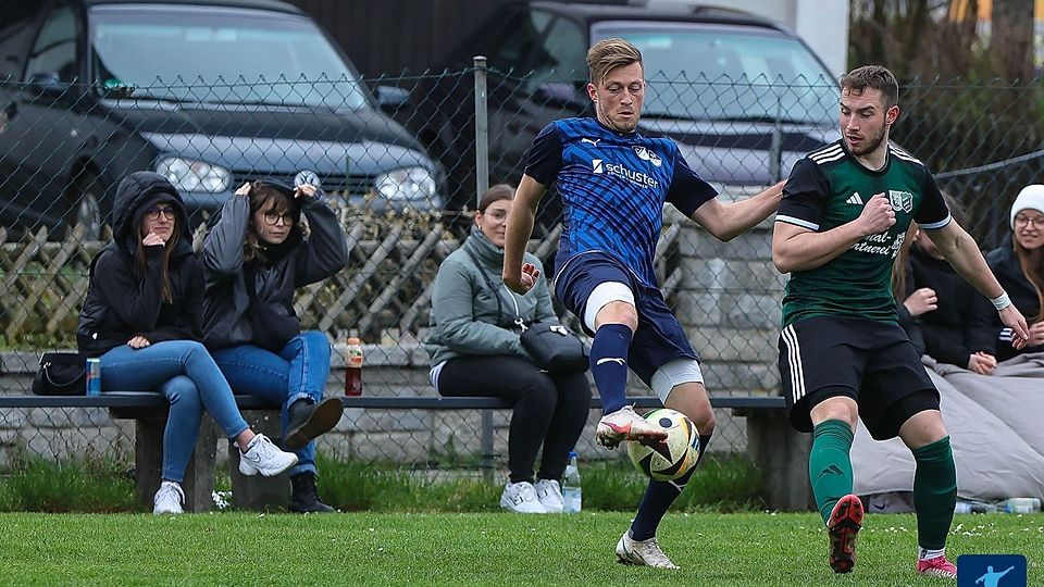 Ex-Profi Marius Willsch (am Ball) war für die SG Neukirchen im Einsatz. Nach turbulenten 90 Minuten mussten er und seine Kollegen dem Lokalrivalen Neuhaus mit 4:3 den Vortritt lassen.