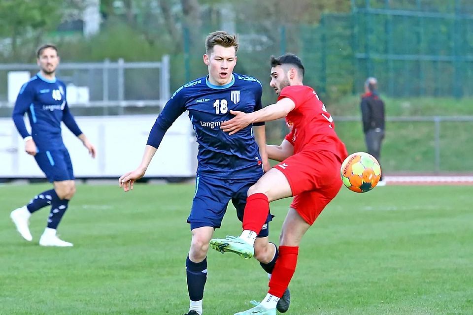 1. FC-Spieler Jakob Jörg gegen einen Gegenspieler mit rotem Trikot.