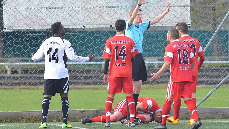 Turbulent geht es bisweilen auf den Fußballplätzen zu. Es braucht einiges an Erfahrung, damit umzugehen. Auch Schiedsrichter Felix Wolf (Mi.) war schon mit vielen solcher hitzigen Situationen konfrontiert.