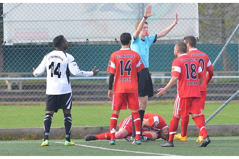 Turbulent geht es bisweilen auf den Fußballplätzen zu. Es braucht einiges an Erfahrung, damit umzugehen. Auch Schiedsrichter Felix Wolf (Mi.) war schon mit vielen solcher hitzigen Situationen konfrontiert. Turbulent geht es bisweilen auf den Fußballplätzen zu. Es braucht einiges an Erfahrung, damit umzugehen. Auch Schiedsrichter Felix Wolf (Mi.) war schon mit vielen solcher hitzigen Situationen konfrontiert.